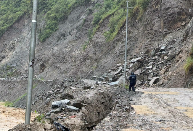 विपदका कारण गोरखा र सुर्खेतका मुख्य राजमार्गमा अवरोध